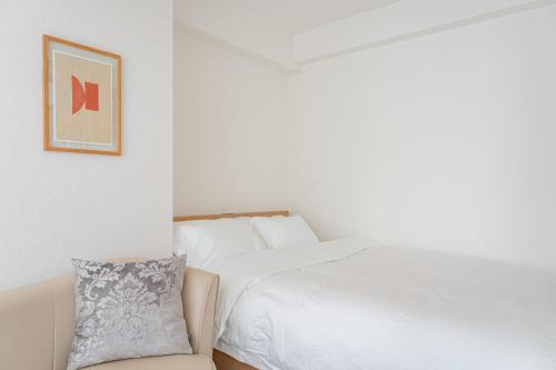 Postel nebo postele na pokoji v ubytování SHIKA HOME 横滨中华街 高级公寓 适合团体 情侣 个人 差旅 长居Luxury Group Business solo Extended Trps Living near Chinatoiwn キッチン完備 家族やグループに落ち着きある空間 長期滞在に最適