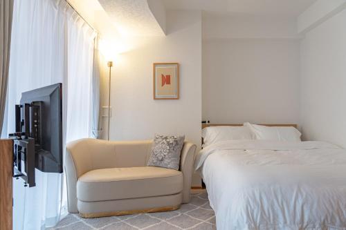 Postel nebo postele na pokoji v ubytování SHIKA HOME 横滨中华街 高级公寓 适合团体 情侣 个人 差旅 长居Luxury Group Business solo Extended Trps Living near Chinatoiwn キッチン完備 家族やグループに落ち着きある空間 長期滞在に最適