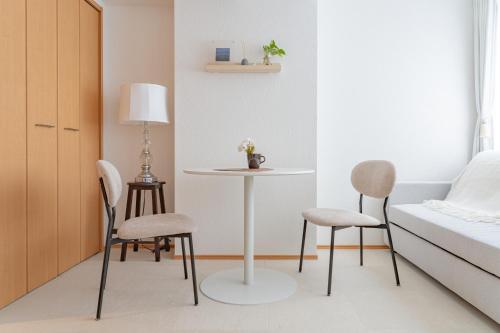 Postel nebo postele na pokoji v ubytování SHIKA HOME 横滨中华街 高级公寓 适合团体 情侣 个人 差旅 长居Luxury Group Business solo Extended Trps Living near Chinatoiwn キッチン完備 家族やグループに落ち着きある空間 長期滞在に最適