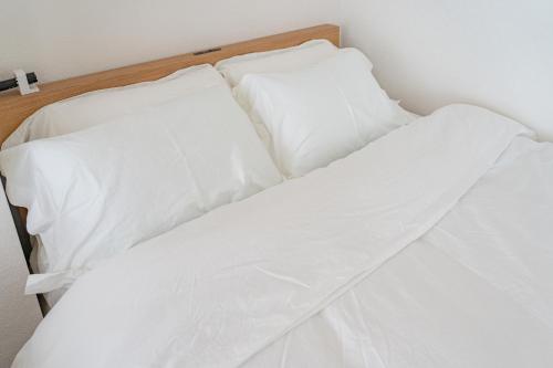 Postel nebo postele na pokoji v ubytování SHIKA HOME 横滨中华街 高级公寓 适合团体 情侣 个人 差旅 长居Luxury Group Business solo Extended Trps Living near Chinatoiwn キッチン完備 家族やグループに落ち着きある空間 長期滞在に最適
