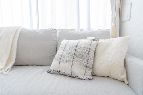 Postel nebo postele na pokoji v ubytování SHIKA HOME 横滨中华街 高级公寓 适合团体 情侣 个人 差旅 长居Luxury Group Business solo Extended Trps Living near Chinatoiwn キッチン完備 家族やグループに落ち着きある空間 長期滞在に最適