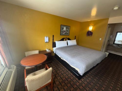 a hotel room with a bed and a table at Travel inn in Richmond