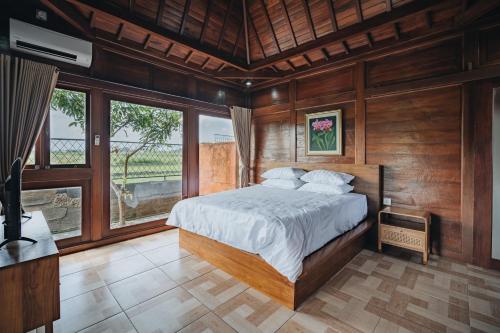 Кровать или кровати в номере Banjar Segara Villa & Guesthouse - Kelating