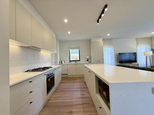 Una cocina o cocineta en Aalto Retreat 1 - Chic Modern Close to Everything