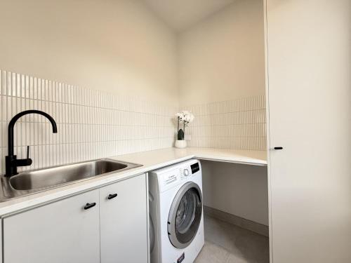 Galería fotográfica de Aalto Retreat 1 - Chic Modern Close to Everything en Rosebud