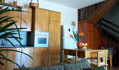 een keuken met een tafel en een koelkast bij Il Gelsomino Home Holiday in Alcamo