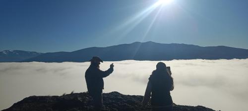 ein Mann und eine Frau stehen auf einem Berggipfel in der Unterkunft Haras Casa de Campo in San Martín de los Andes