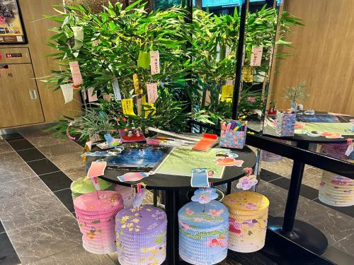 a table with pink and purple baskets and plants at APA Hotel Shinjuku Kabukicho Chuo in Tokyo