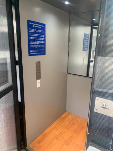 a small room with a blue sign on a wall at Extraordinario departamento in Guadalajara