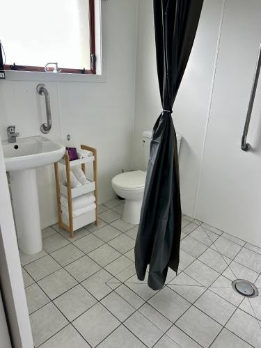 Ένα μπάνιο στο Bay Lodge Motel