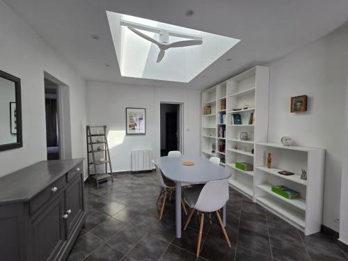 une cuisine avec une table et des chaises dans une pièce dans l'établissement Maison bord de mer pour 4 pers., animaux acceptés, WiFi, parking - FR-1-364-175, à Saint-Brévin-les-Pins