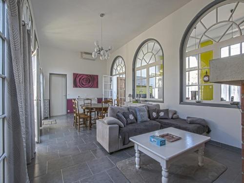 un salon avec un canapé et une table dans l'établissement Spacious holiday home in Aure sur Mer with garden, à Sainte-Honorine-des-Pertes