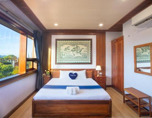 Postel nebo postele na pokoji v ubytování Nhật Tín Hotel