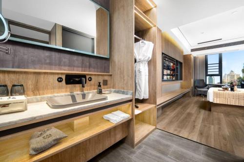 Voodi või voodid majutusasutuse Wenzhou Wuma Street Wenyuan Hotel is located in the heart of the city, easy to travel, free WiFi, breakfast, coffee, afternoon tea, free laundry service, recommended tourist attractions toas