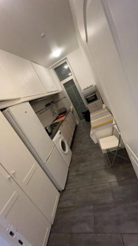 マルセイユにあるle reformé pour 6 personnesの小さなキッチン(コンロ、冷蔵庫付)