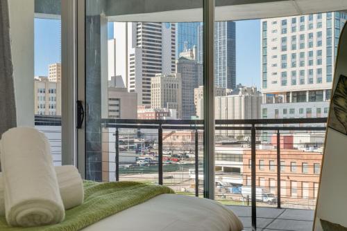Ένα ή περισσότερα κρεβάτια σε δωμάτιο στο City View 2BR Apartments