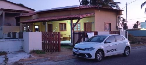 a small car parked in front of a house at Residencial coqueiros Atalaia Salinas PA in Salinópolis