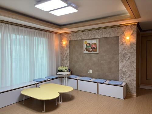 a waiting room with two tables and two chairs at Daegu Gyeongsan Stay in Gyeongsan