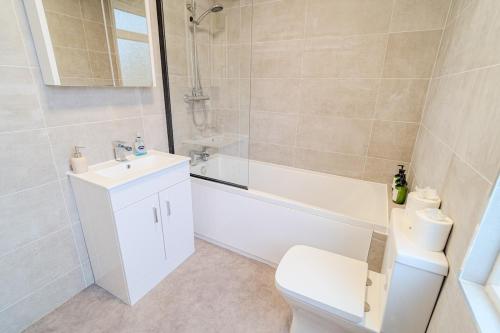 Bilik mandi di Stylish Southend Stay