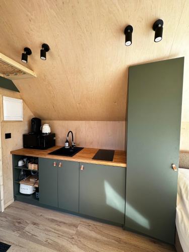 Köök või kööginurk majutusasutuses Tiny House Mon Cabanon grand jardin terrasse climatisation