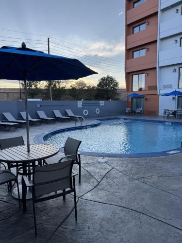 Bazén v ubytování Holiday Inn Express Denver Central - North nebo v jeho okolí