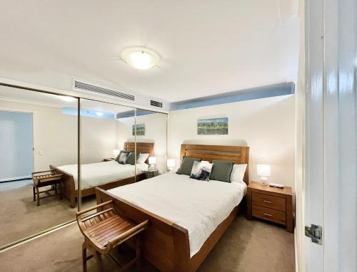 悉尼1 Stop to CBD - 3 Mins Walk Train - Milsons Point的有两张床和一面镜子的卧室