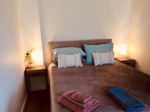 a bedroom with a bed with towels on it at The Blue Wren free wifi in Branxton