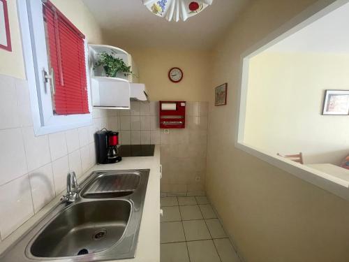 Kuchyň nebo kuchyňský kout v ubytování Charmant T2 avec Garage, Balcon Sud, à 250m Plage et 350m Marché Arago - FR-1-92-575