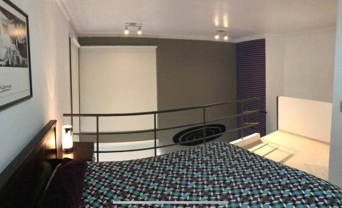 a bedroom with a bed in a room at Apartamento Inteiro - Duplex no Panamby - Próximo do Estádio do Morubi - Hospital Albert Einstein - Expo Transámerica - Shopping Jardim Sul e Morumbi Towm - Consulado Americano in Sao Paulo