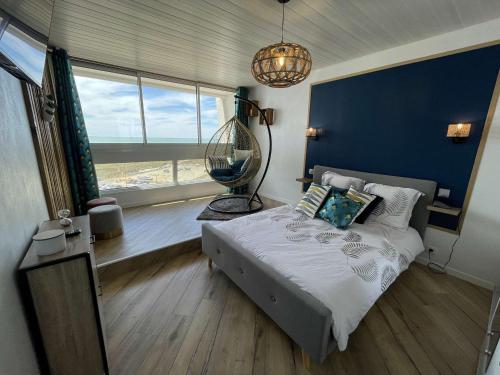 une chambre avec un grand lit et une grande fenêtre dans l'établissement Appartement moderne 2 pièces avec parking à Saint-Jean-de-Monts - FR-1-224C-352, à Saint-Jean-de-Monts