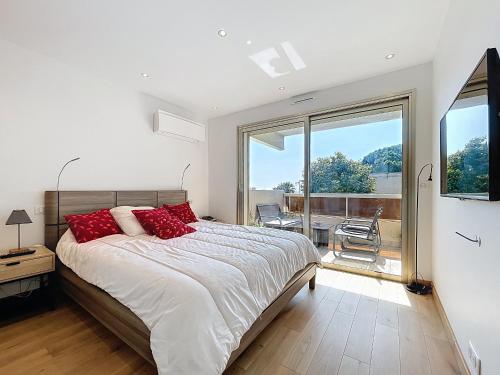 une chambre avec un grand lit et une grande fenêtre dans l'établissement Appartement de Charme, Climatisé - Antibes - FR-1-789-11, à Antibes