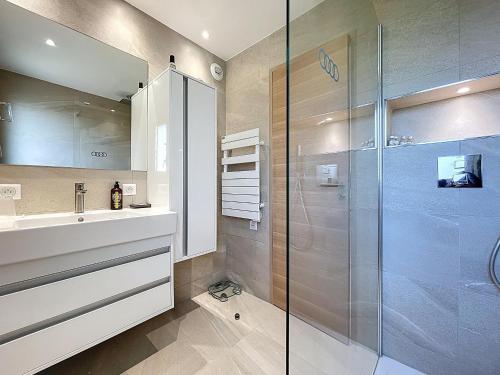 une salle de bain avec une douche en verre et un lavabo dans l'établissement Appartement de Charme, Climatisé - Antibes - FR-1-789-11, à Antibes
