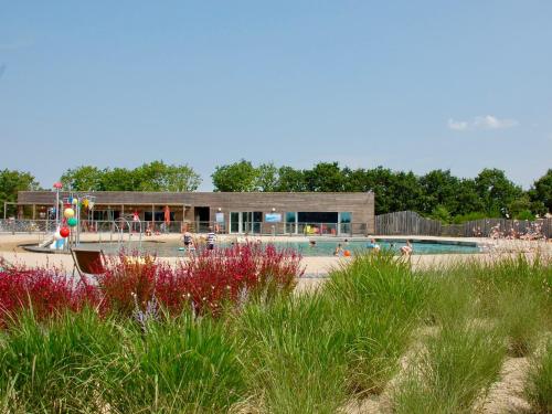 Kolam renang di atau dekat dengan Chalet 3 chambres avec piscine chauffée, proche Lac du Jaunay et plages de Saint-Gilles-Croix-de-Vie - FR-1-783-23