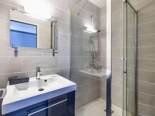 une salle de bain avec un lavabo et une douche dans l'établissement Appartement 2 pièces, climatisé, proche plage et parking à Saint Cyprien - FR-1-225D-226, à Saint-Cyprien