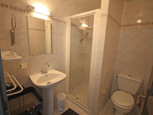 Ένα μπάνιο στο Appartement confort avec billard et Wifi - FR-1-589-819
