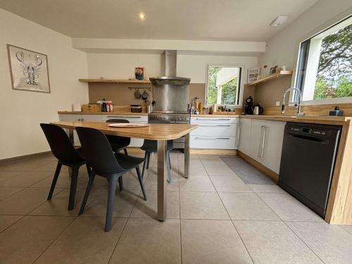 Photo de la galerie de l'établissement Maison charmante, proche plages de l'Ile-Tudy, calme garanti - FR-1-481-180, à Combrit