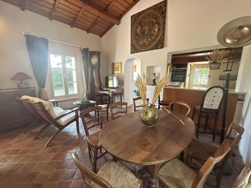 un salon avec une table et des chaises en bois dans l'établissement Maison Noirmoutier près plage, 5 pièces, 7 couchages - FR-1-224B-246, à Noirmoutier-en-l'lle