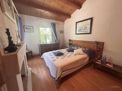 une chambre avec un lit et un parquet dans l'établissement Maison Noirmoutier près plage, 5 pièces, 7 couchages - FR-1-224B-246, à Noirmoutier-en-l'lle