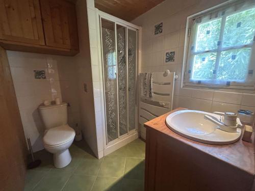 une salle de bain avec toilettes et lavabo dans l'établissement Maison Noirmoutier près plage, 5 pièces, 7 couchages - FR-1-224B-246, à Noirmoutier-en-l'lle