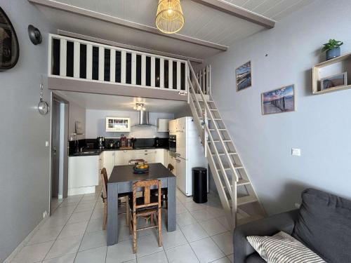 d'une cuisine et d'une salle à manger avec une mezzanine. dans l'établissement Maison bord de mer avec terrasse et parking à Saint-Hilaire-de-Riez - FR-1-224C-353, à Saint-Hilaire-de-Riez