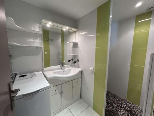 une salle de bain avec un lavabo et un miroir dans l'établissement Maison bord de mer avec terrasse et parking à Saint-Hilaire-de-Riez - FR-1-224C-353, à Saint-Hilaire-de-Riez
