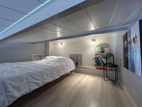 une chambre avec un lit et un plafond bleu dans l'établissement Maison bord de mer avec terrasse et parking à Saint-Hilaire-de-Riez - FR-1-224C-353, à Saint-Hilaire-de-Riez