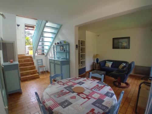 un salon avec une table et un canapé dans l'établissement Villa à Seignosse : près forêt et océan, terrasse, parking gratuit - FR-1-239-1129, à Seignosse