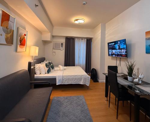 a hotel room with a bed and a dining room at Modern Condo near St Lukes and US Embassy in Ermita Manila in Manila