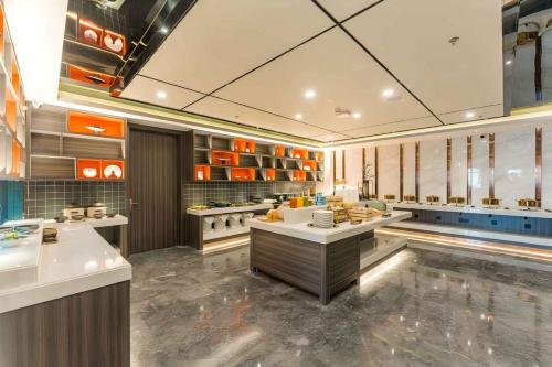 a large room with aasteryasteryasteryasteryasteryasteryasteryasteryasteryasteryastery at Atour Hotel Beijing Zhongguancun Life Science Park in Yongfengtun