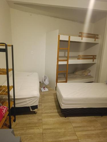 a room with two bunk beds in a room at Assel Estudios in Curitiba