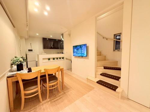 a kitchen and dining room with a table and chairs at 池袋鑫の屋 in Tokyo