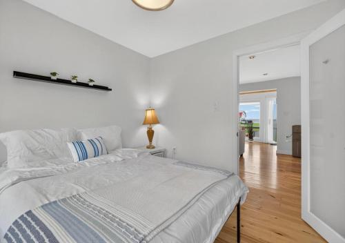 una camera bianca con letto e soggiorno di La Bellevue ocean views, nice sandy shore beach a Grande-Digue
