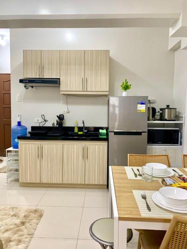 Η κουζίνα ή μικρή κουζίνα στο Panglao-Island Condo Unit Rental