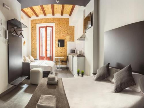 - une chambre avec un grand lit et un salon dans l'établissement Soho Valencia, à Valence